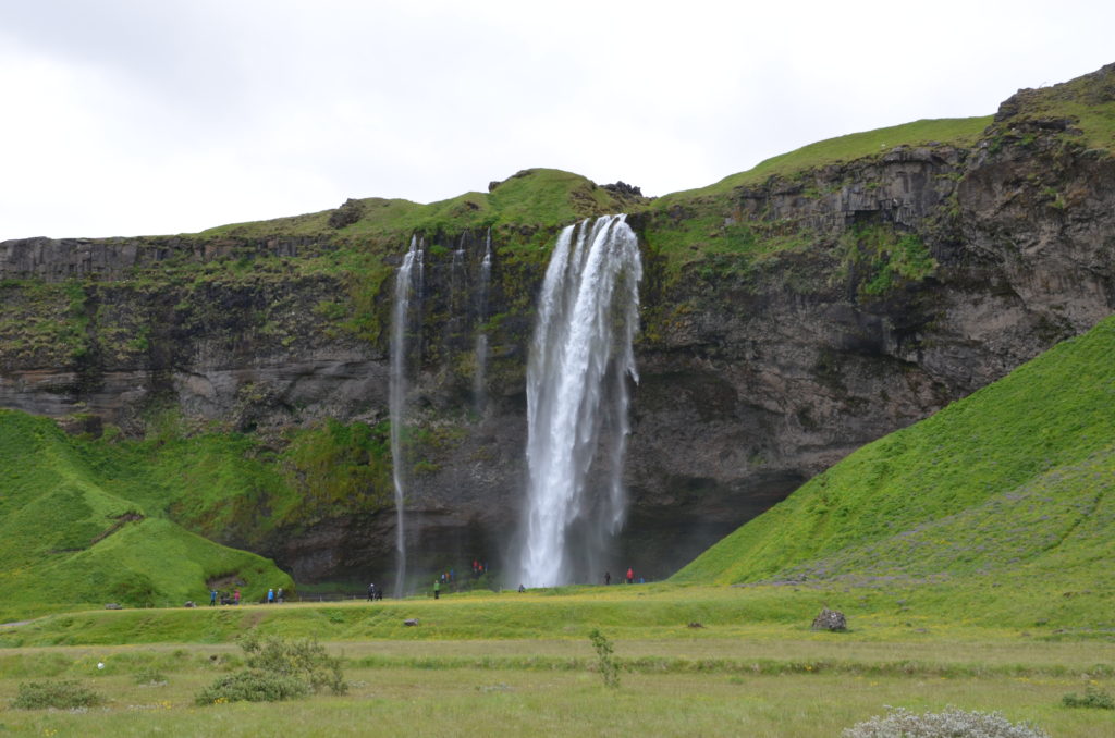 Seljalandsfoss - vodopád, který se dá obejít zezadu (samozřejmě, že pak vypadáte tak, jako by jste vodopád opravdu obešli ne-li jím prošli :))