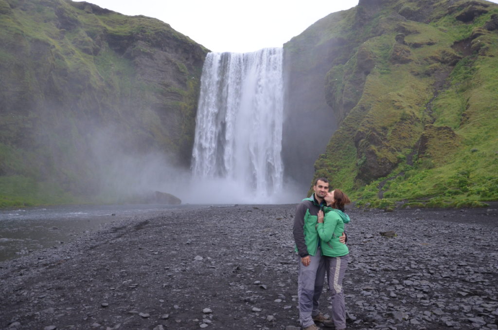 Skogafoss - tady se dá vylézt až na vrchol vodopádu a dívat se jak voda padá dolů