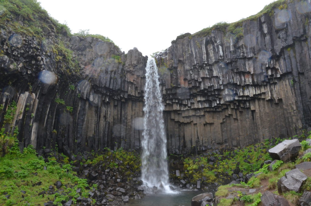Svartifoss - nedaleko od Skaftafell v národním parku Vatnajökull. Tady nám fakt dost pršelo