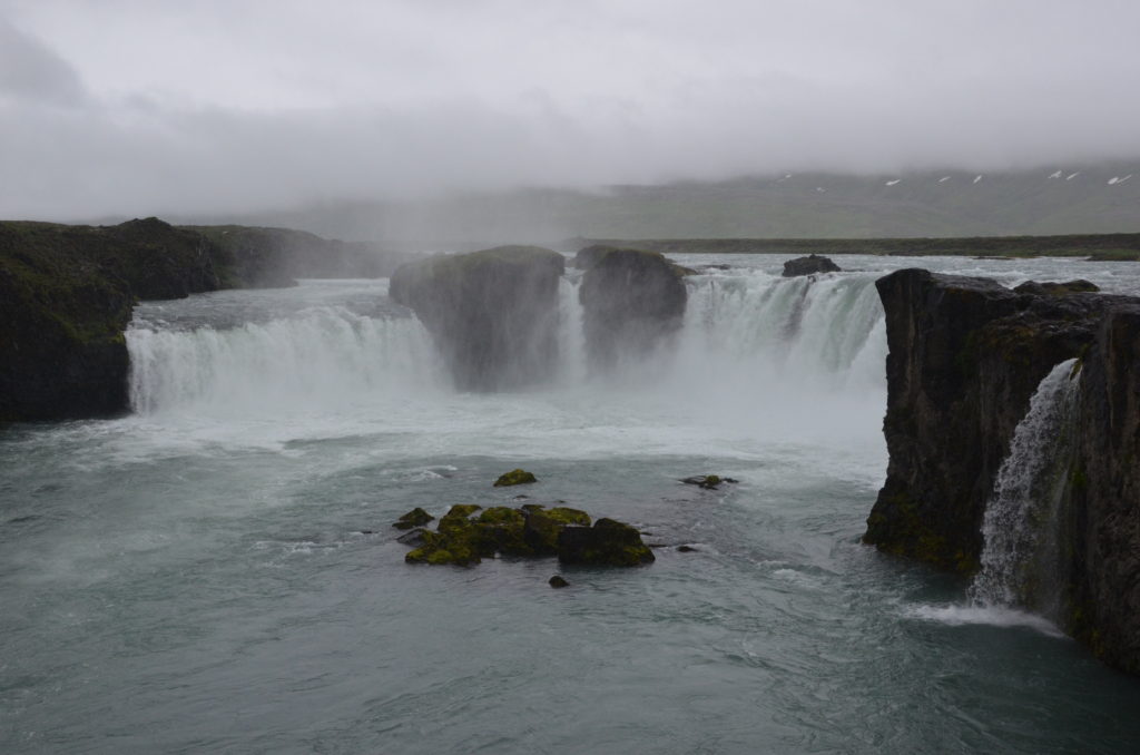Goðafoss - spadá asi z výšky 12m a je přirovnáván k Niagárským vodopádům svým podkovitým vzhledem